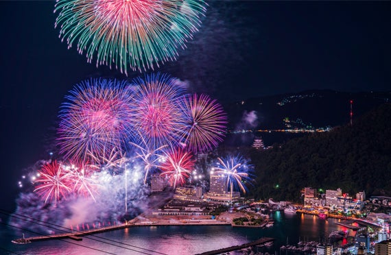 【新宿発】★春の空に舞い上がる3000発の光のショー 熱海海上花火大会と、絶景・大迫力の箱根大涌谷 御殿場プレミアム・アウトレットでお買い物 日帰りバスツアー3